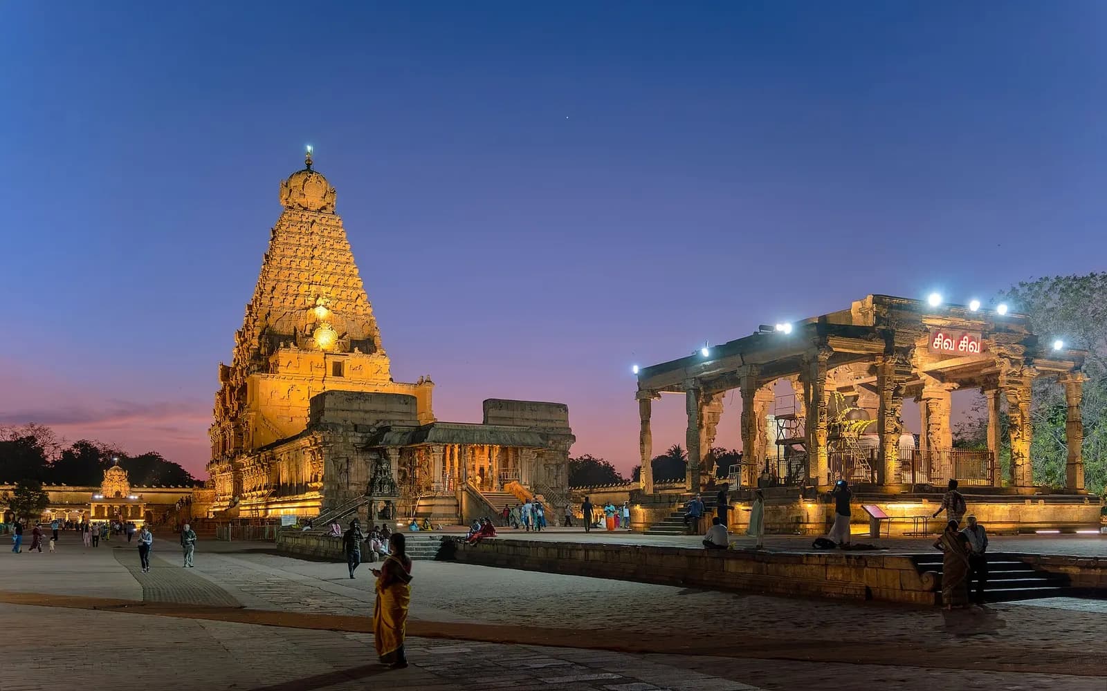 The tall granite vimana of the Brihadisvara Temple at Thanjavur rising above its courtyard
